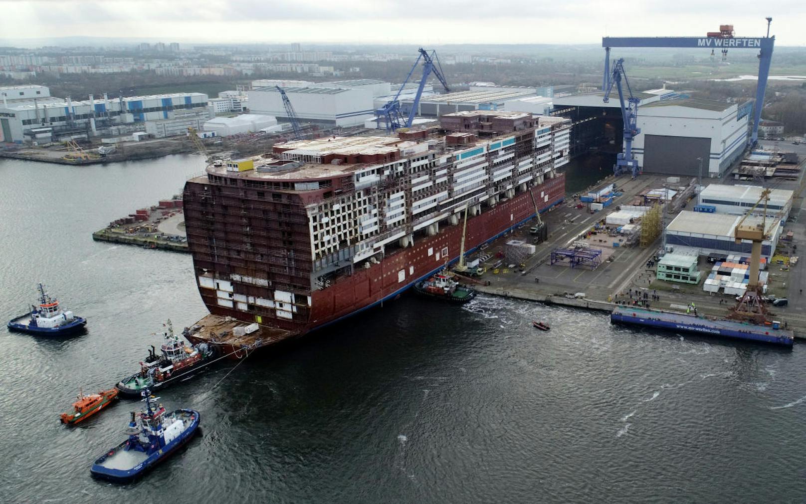 Die Mittelsektion der "Global Dream" beim Verlassen der Werft in Warnemünde am 22. November 2019.