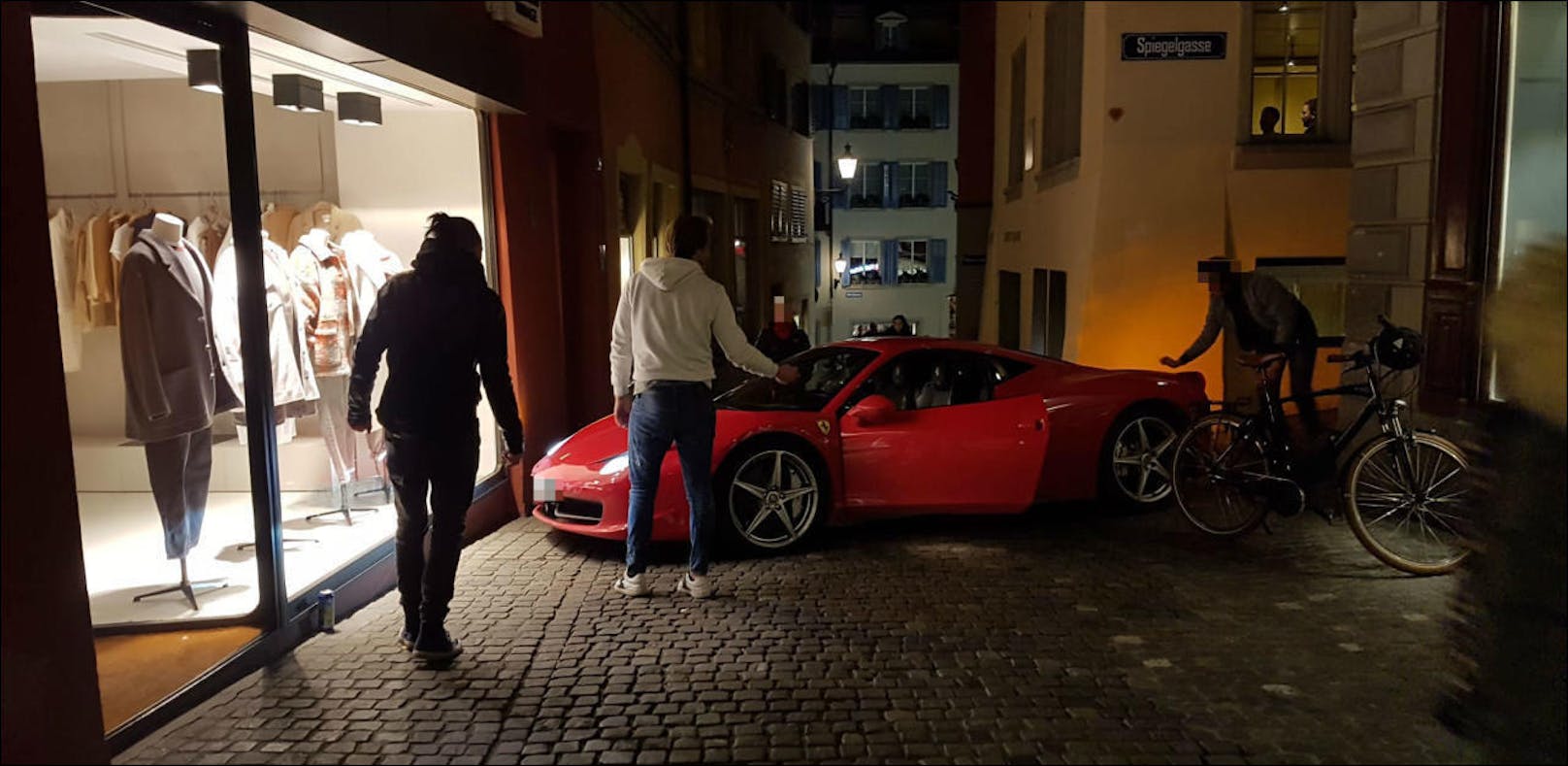 Dieser Ferrari blieb am Montagabend in der Zürcher Altstadt stecken.
