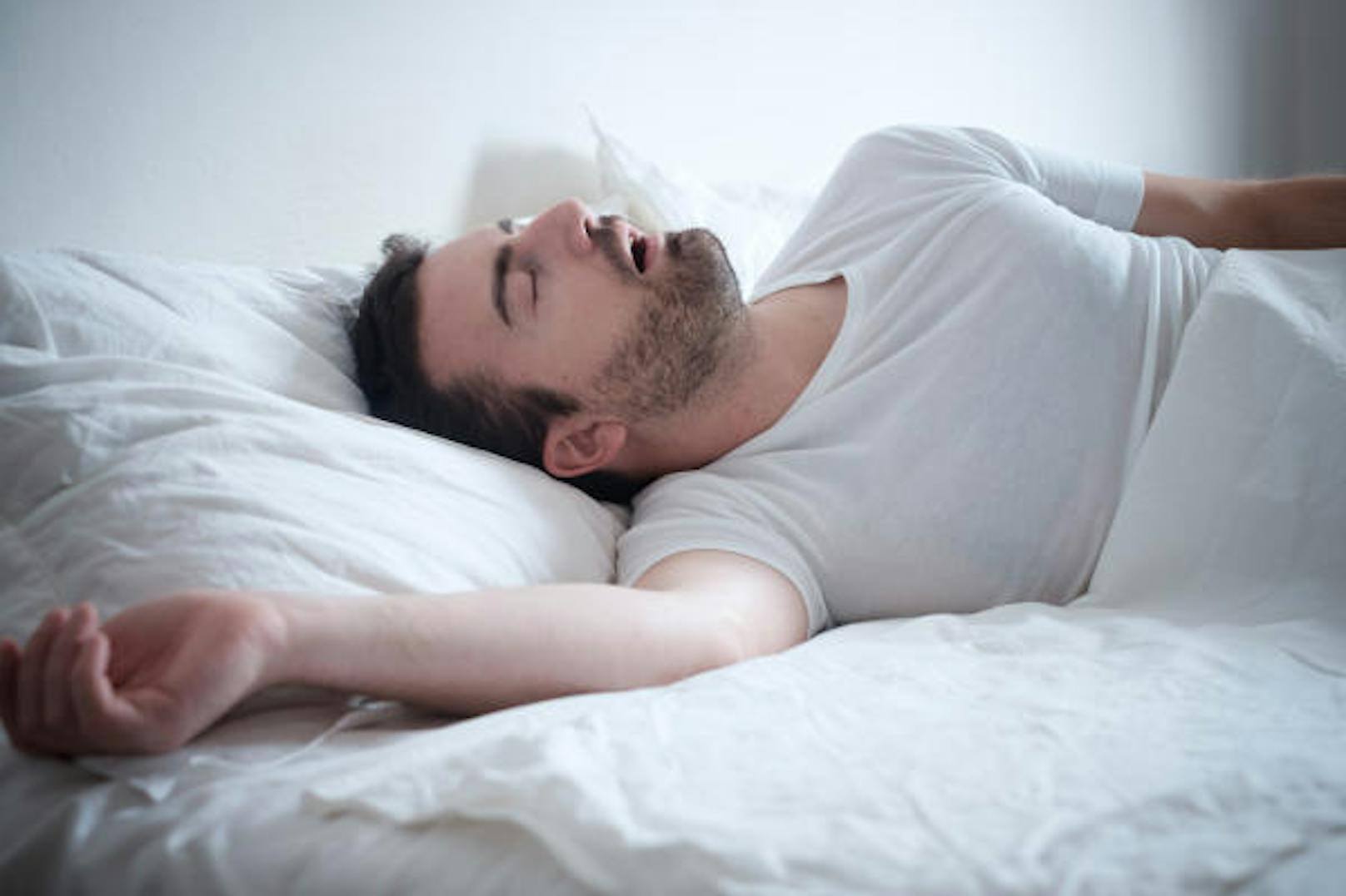 <b>5. Du schnarchst</b>
Die Folgen von Schlafapnoe sind nicht nur eine schlechtere Nachtruhe sowie Müdigkeit und Erschöpfung tagsüber, sondern auch damit verbundene gesundheitliche Risiken: Menschen mit Schlafapnoe haben ein höheres Risiko für Herzinfarkt und Bluthochdruck.