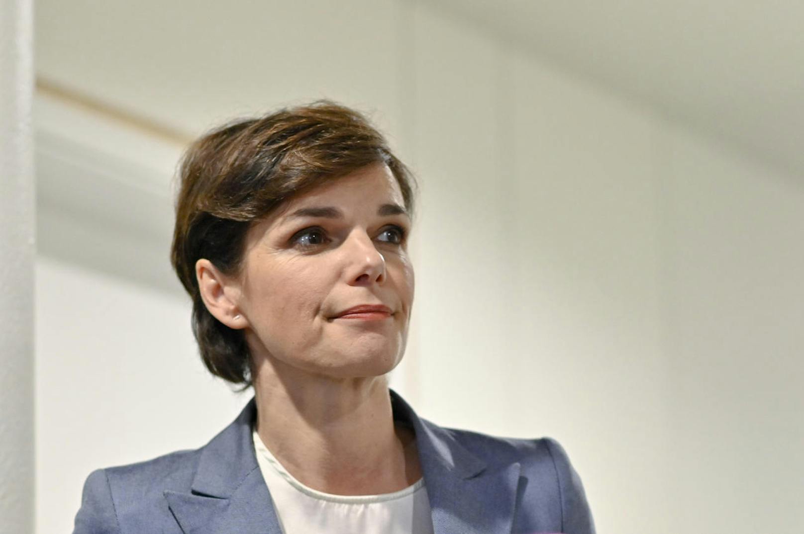 Direkt nach Bekanntwerden der Kündigungs-E-Mails an SPÖ-Mitarbeiter der Parteizentrale in der Wiener Löwelstraße wurden Gerüchte laut, dass SPÖ-Chefin Pamela Rendi-Wagner direkt vor ihrem Rücktritt steht.