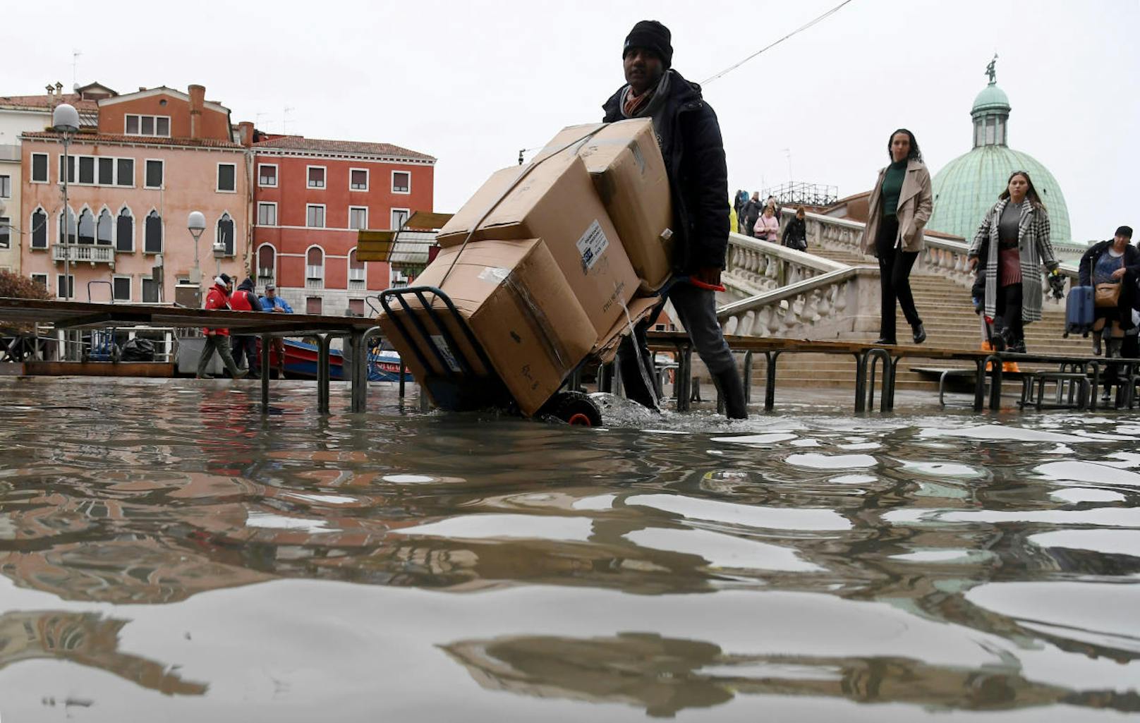 Aus ganz Italien und auch aus einigen Ländern im Ausland erhielt die überschwemmte Lagunenstadt Spenden.