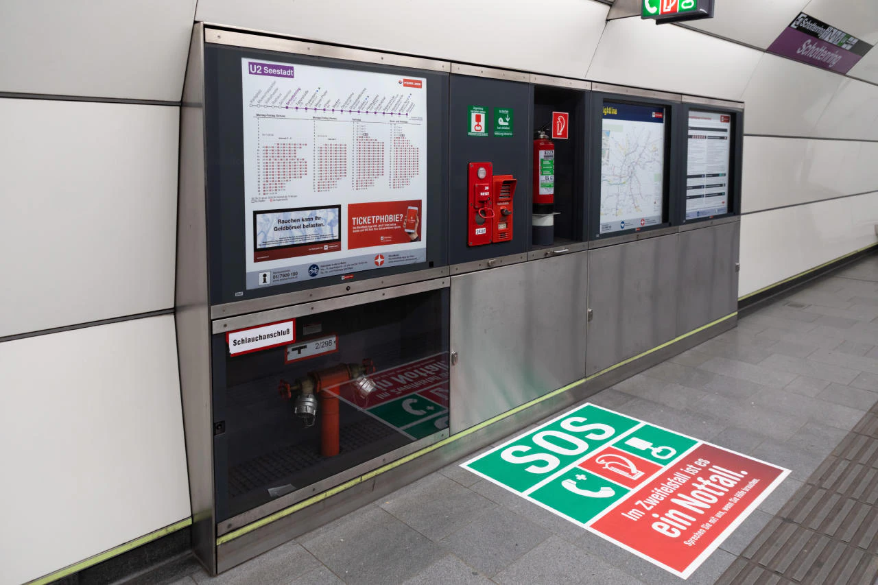 Die Notrufsäule der Wiener Linien in einer U-Bahn Station: Die Bodenmarkierungen sorgen für eine noch bessere Sichtbarkeit.