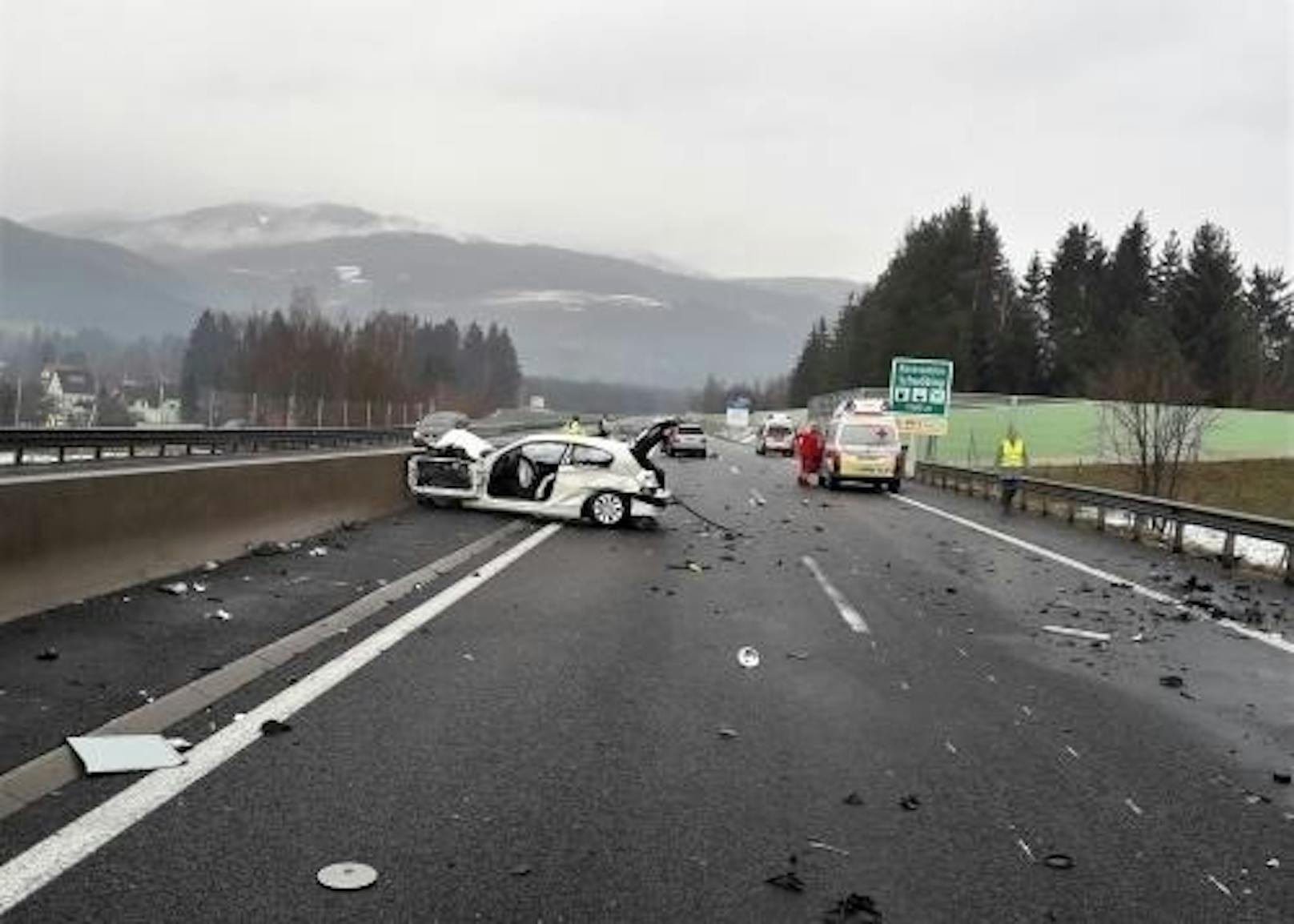 Auf der Semmering Schnellstraße S 6 kam es am Samstag zu einem Verkehrsunfall mit 34 beteiligten Fahrzeugen.