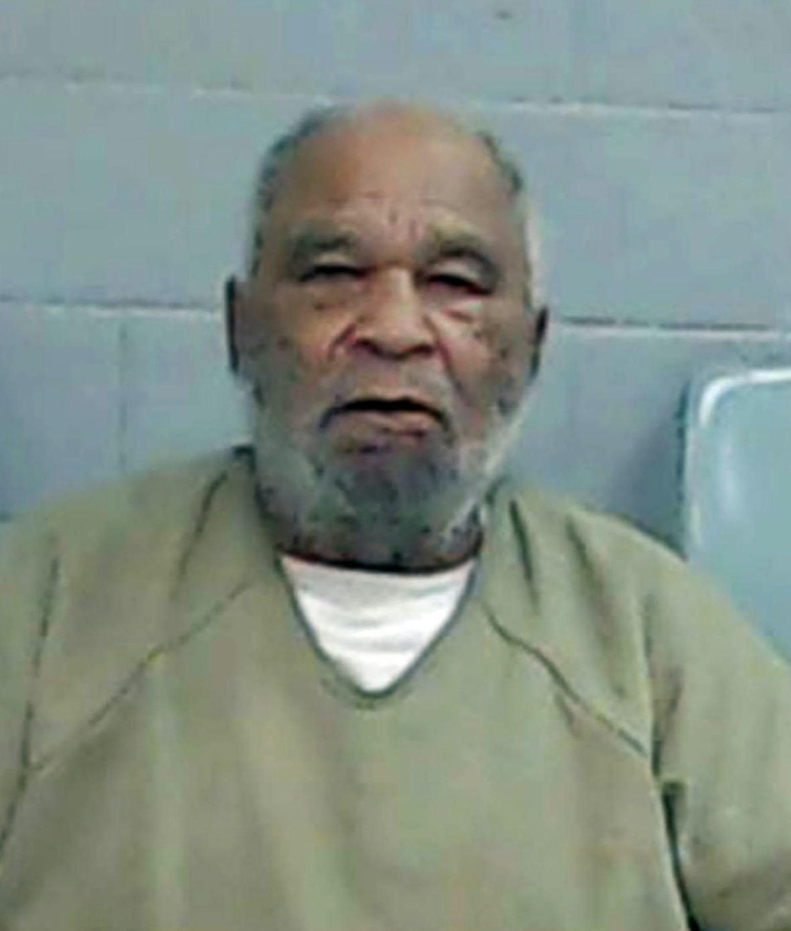 Der 78-jährige Samuel Little ist wahrscheinlich der schlimmste Serienmörder der US-Geschichte. Zunächst war er wegen Drogenvergehen festgenommen worden, gestand dann aber Dutzende von Morden im Zeitraum von 1970 bis 2005. Er hat 93 Morde gestanden, 43 weitere Geständnisse stehen noch aus, teilte das FBI mit.