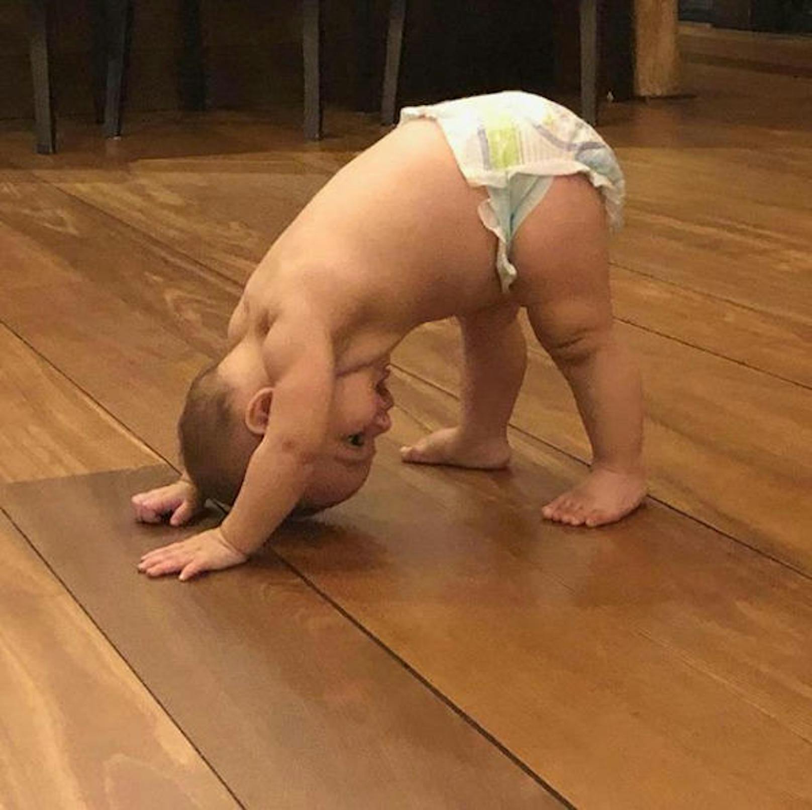 25.4.2019: "Yoga-Baby! Von wem hat er das gelernt?", schrieb Eva Longoria zu einem Foto von ihrem 10 Monate alten Sohn Santiago.