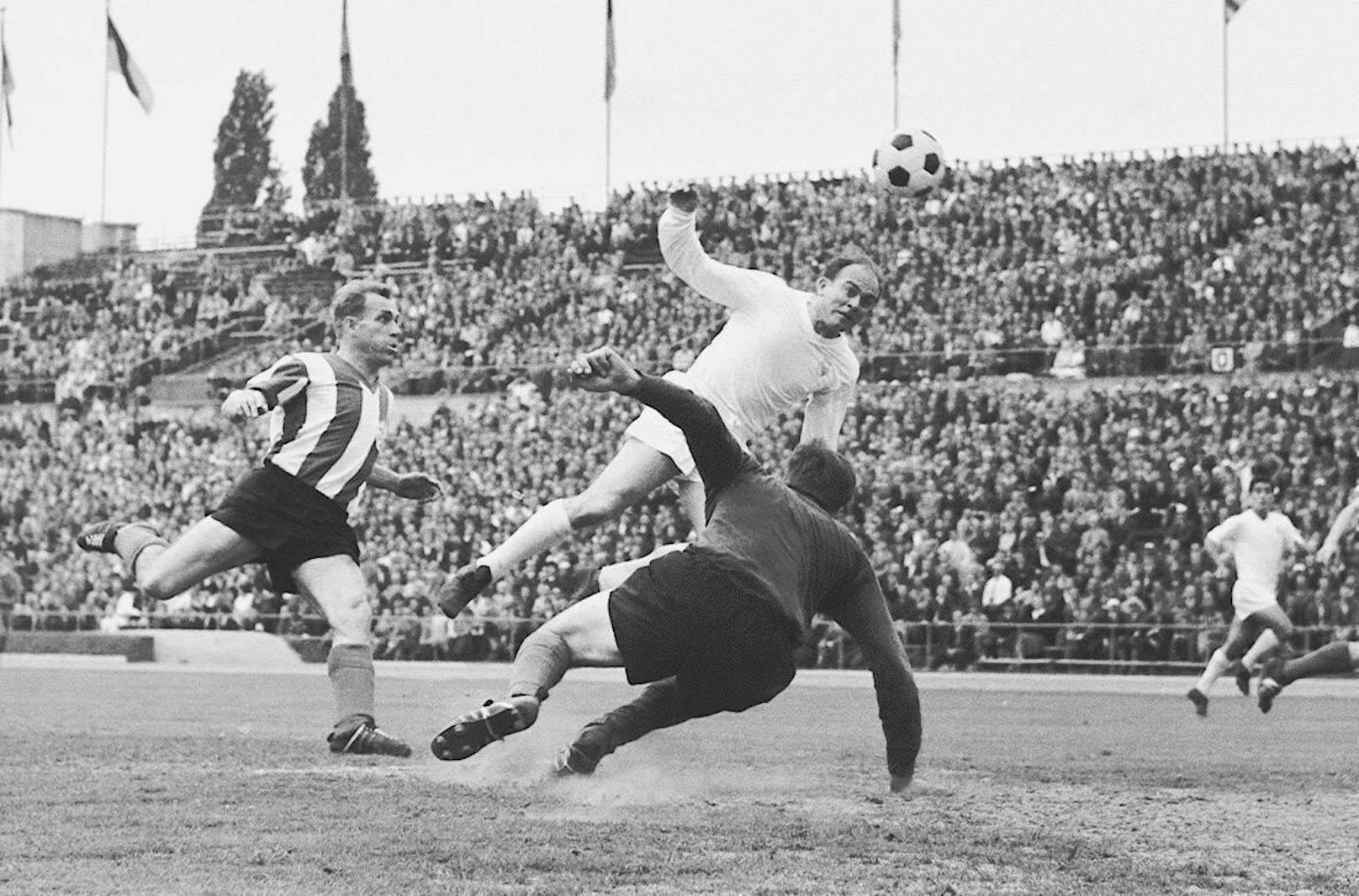 Platz 6: Alfredo di Stefano. Der argentinische Stürmer gewann auch zwei mal den goldenen Ball (1957, 1959). Mit Real holte er nicht nur acht Mal die Meisterschaft, sondern gewann auch von 1956 bis 1960 fünf Mal in Serie den Europapokal der Landesmeister.