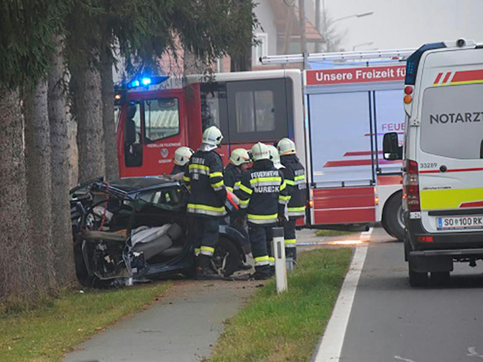 Ein 17-Jähriger aus dem Bezirk Südoststeiermark kam Sonntagnachmittag, 24. November 2019, mit seinem Pkw von der Fahrbahn ab und prallte gegen einen Baum. Er wurde schwer verletzt.