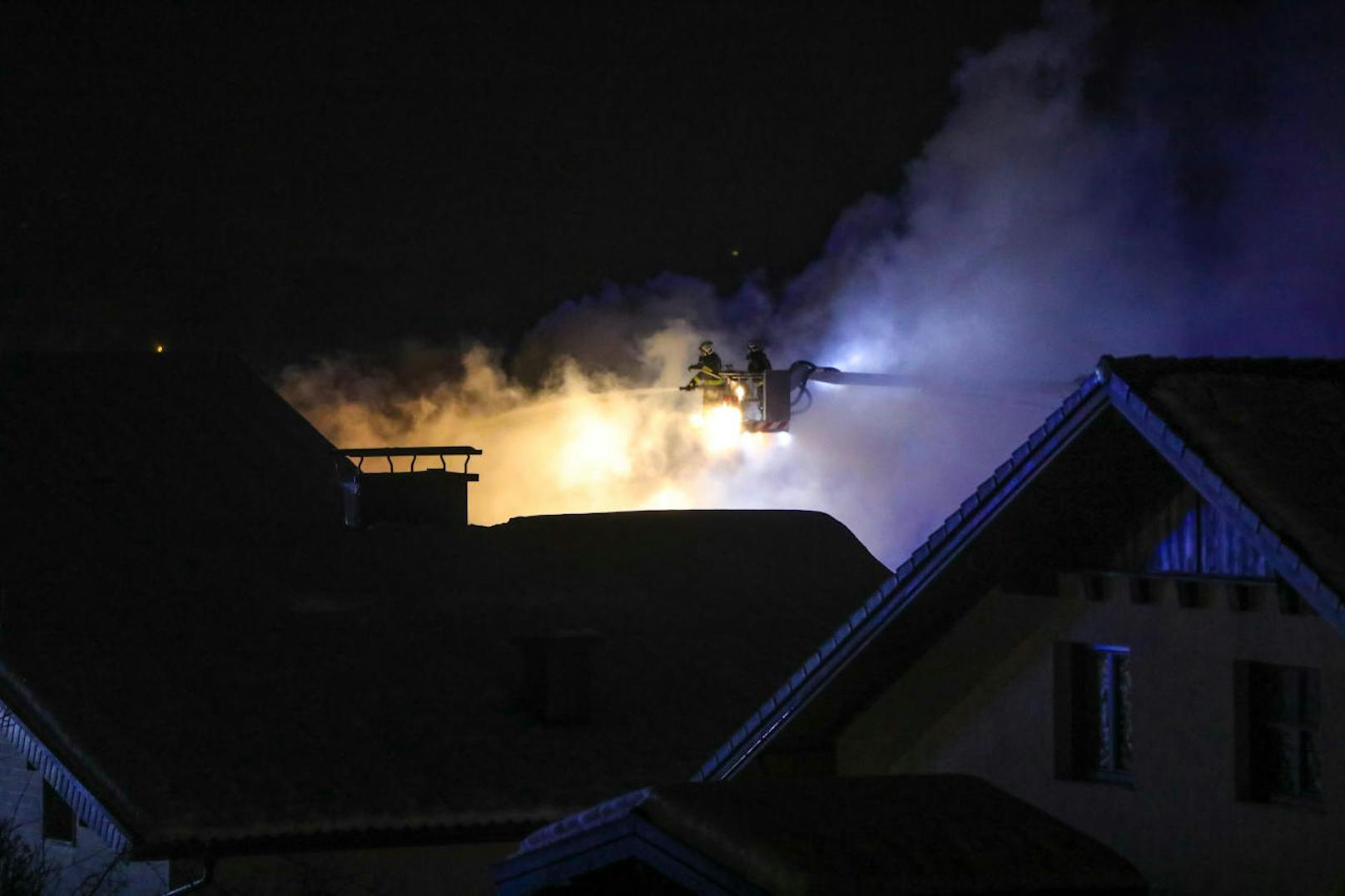 Sonntagabend brannte ein Haus in Altmünster (Bez. Gmunden). Der Christbaum hatte Feuer gefangen. 100 Mann der Feuerwehr waren im Einsatz.