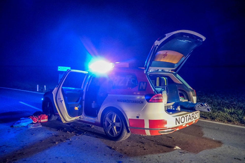 Symbolfoto eines Notarz-Einsatzes bei Nacht.