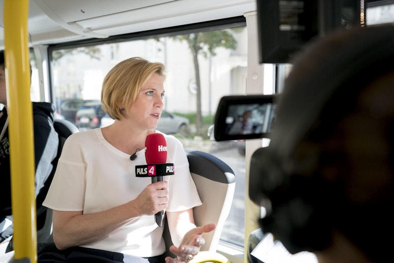 .. und nahmen zunächst den Bus. Sie beantwortete Fragen zu Matthias Strolz...