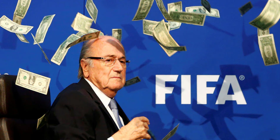 <i>20. Juli 2015:</i> Der britische Komiker Lee Nelson wirft (falsche) Banknoten während einer Pressekonferenz in Zürich auf den damaligen FIFA-Präsidenten Sepp Blatter. Der Schweizer Chef des Fußball-Weltverbandes stand jahrelang in der Kritik, er und seine Organisation seien korrupt. Blatter wurde noch im selber Jahr vom Verband entlassen und gesperrt.