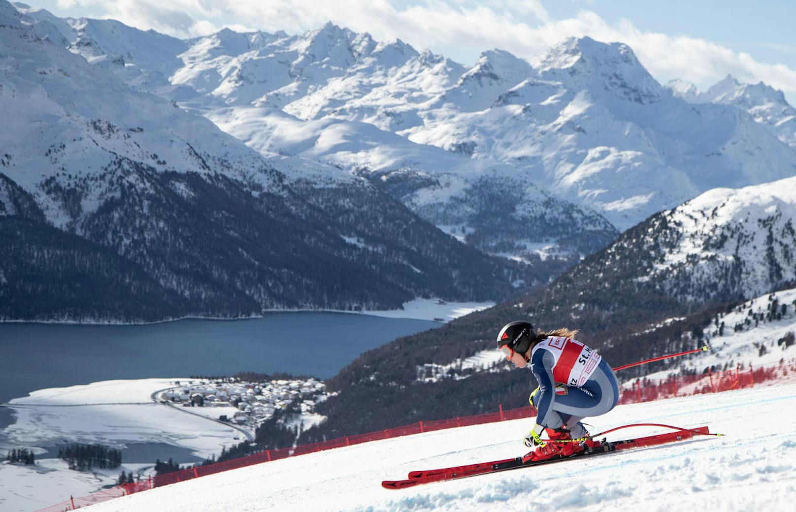 Sofia Goggia gewinnt den Super-G in St. Moritz. Das Rennen ist ein Krimi. Goggia siegt nur ein Hundertstel vor Landsfrau Federica Brignone. Die beste Österreicherin Nicole Schmidhofer verpasst als Vierte das Podest knapp hinter Mikaela Shiffrin.