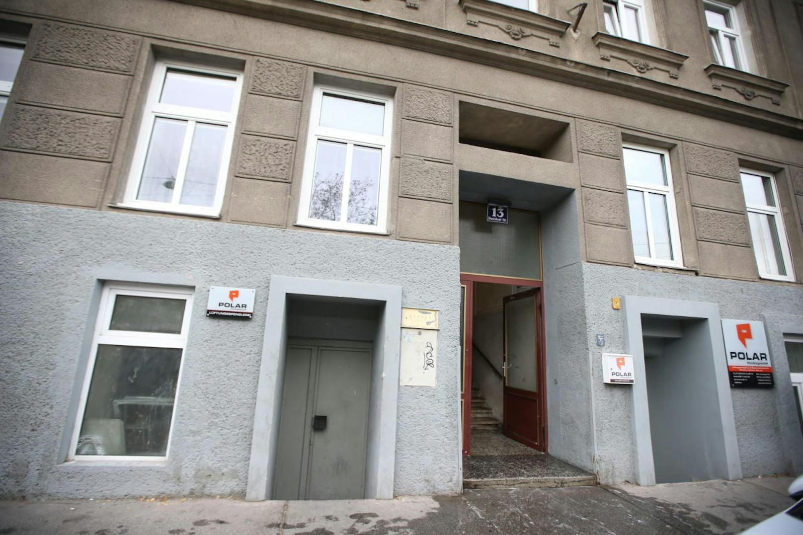 Im Stiegenhaus dieses Mehrparteienhauses in Wien-Brigittenau wurde gegen Mitternacht die Leiche eines Mannes gefunden.