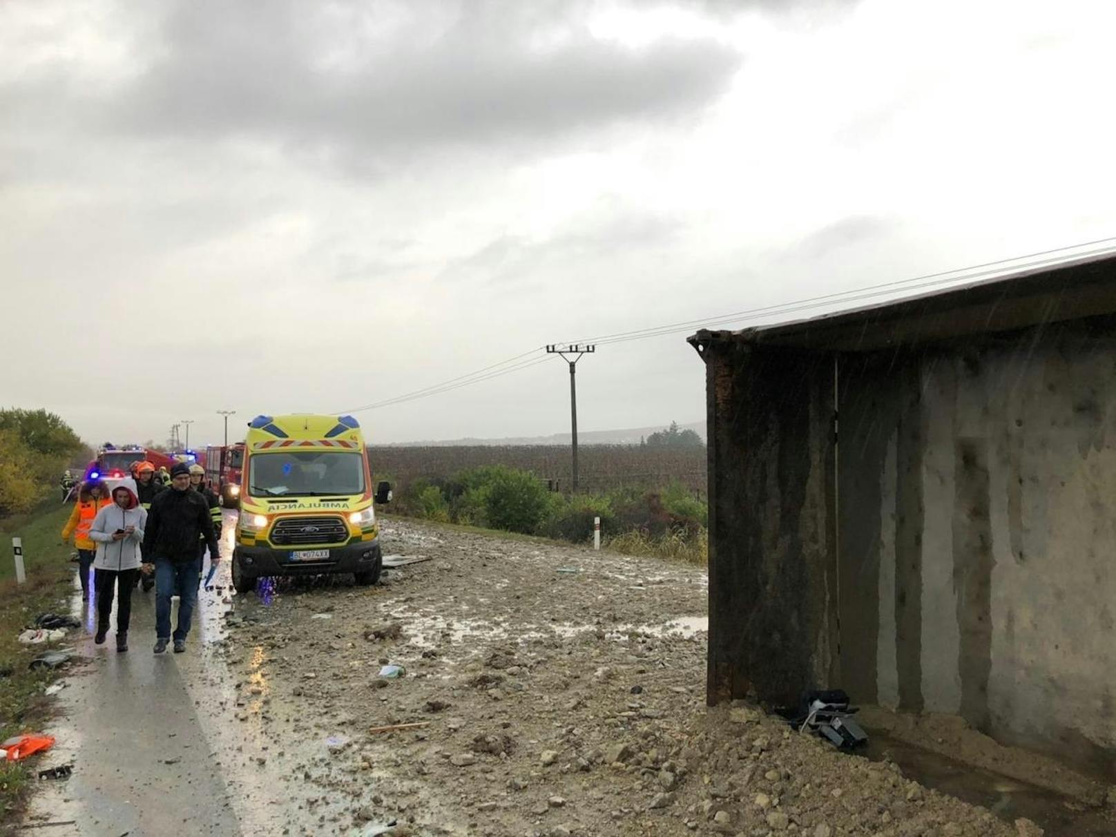 Bei einem schweren Bus-Unglück in der Slowakei sind am Mittwoch mindestens 13 Menschen ums Leben gekommen.
