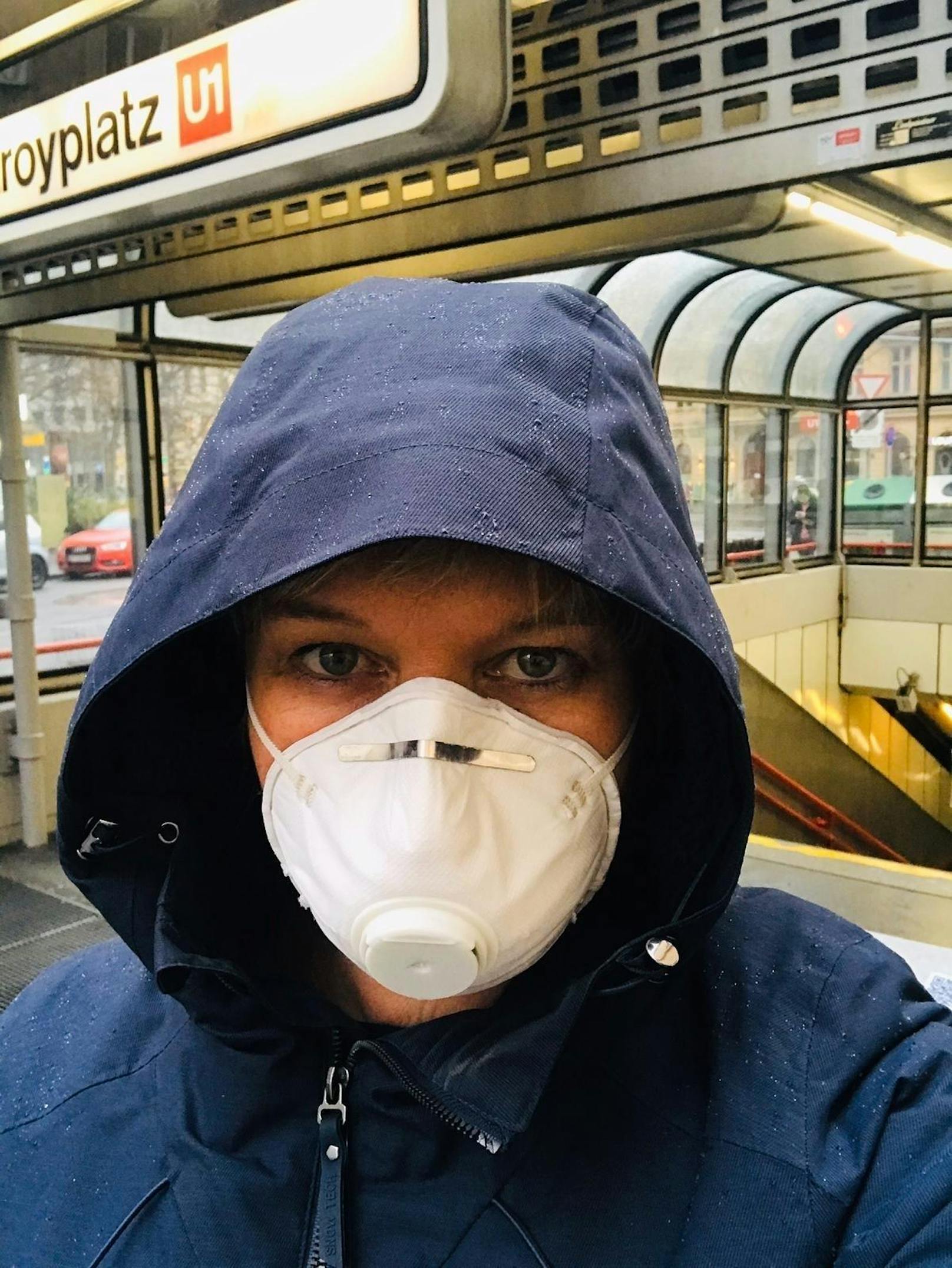 Es handelt sich um niemand geringeren als Puls-4-Infochefin Corinna Milborn, die sich nur mit Grippeschutzmaske in die Wiener U-Bahnen traut.