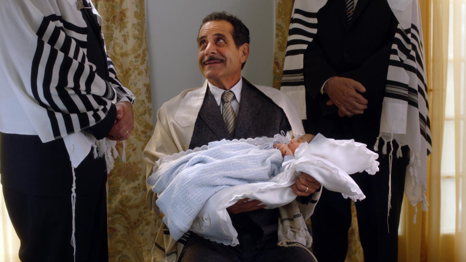 Tony Shalhoub als Midges Vater Abe