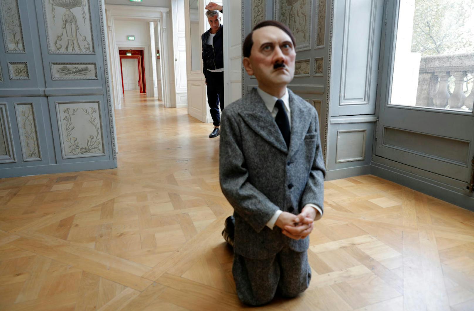 Der italienische Künstler Maurizio Cattelan hinter seiner Skulpur namens "Him" (2001) 