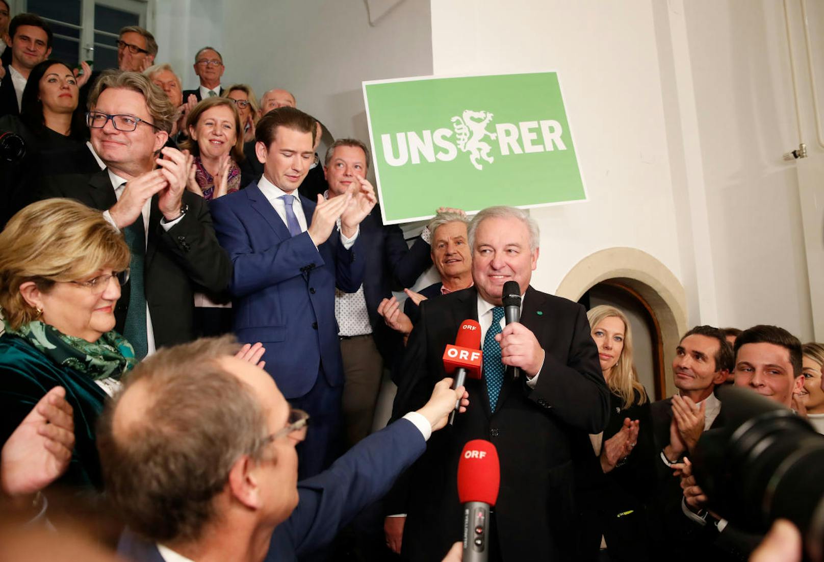 ÖVP-Bundesparteichef Sebastian Kurz und ÖVP-Spitzenkandidat Landeshauptmann Hermann Schützenhöfer am Sonntag, 24. November 2019, in der Parteizentrale im Rahmen der steirischen Landtagswahl in Graz.