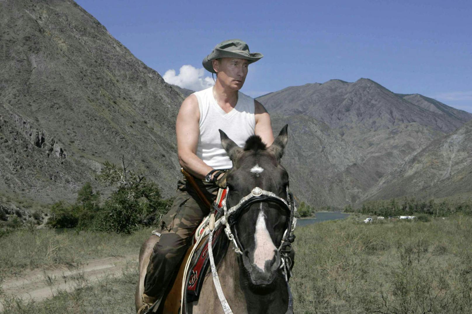 Und in seinen Ausritten führt Putin auch die verschiedenen Wetterlagen Sibiriens vor. Gerne auch mit freien Armen in einer Art russischem Cowboy-Stil,...