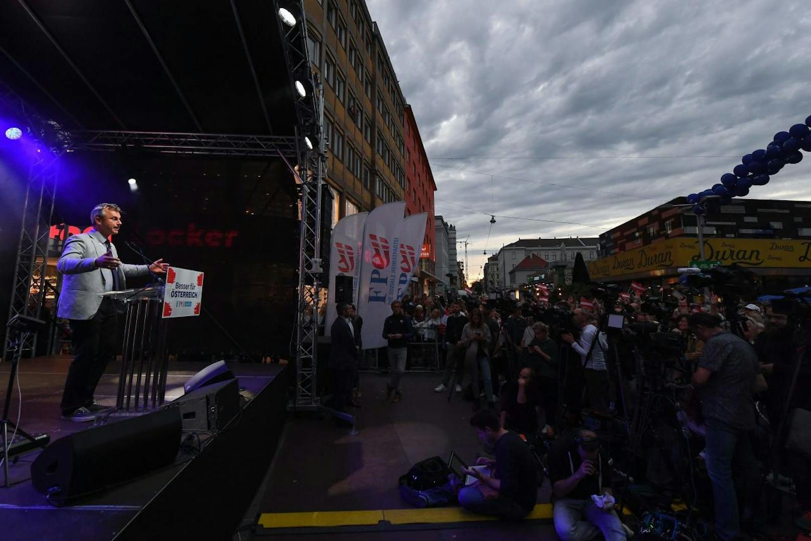 Am Viktor Adler-Markt ging der FPÖ-Wahlkampf zu Ende. Spitzenkandidat Norbert Hofer sagte gleich zu Beginn seiner Rede, dass er sich durch den Wahlkampf gekämpft habe.