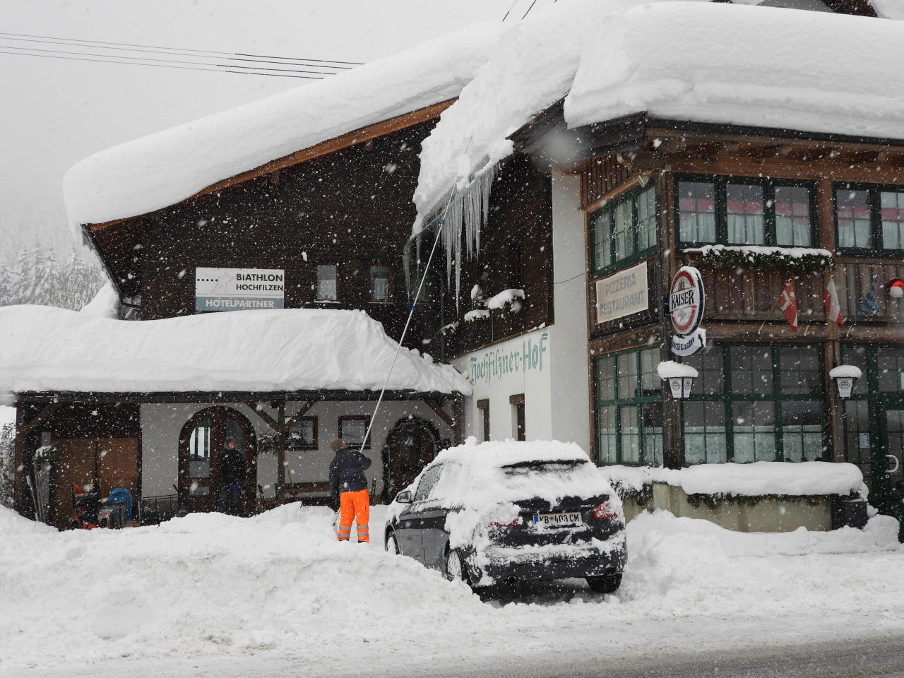 Andere kämpften gegen Schnee und Eis auf den Dächern.