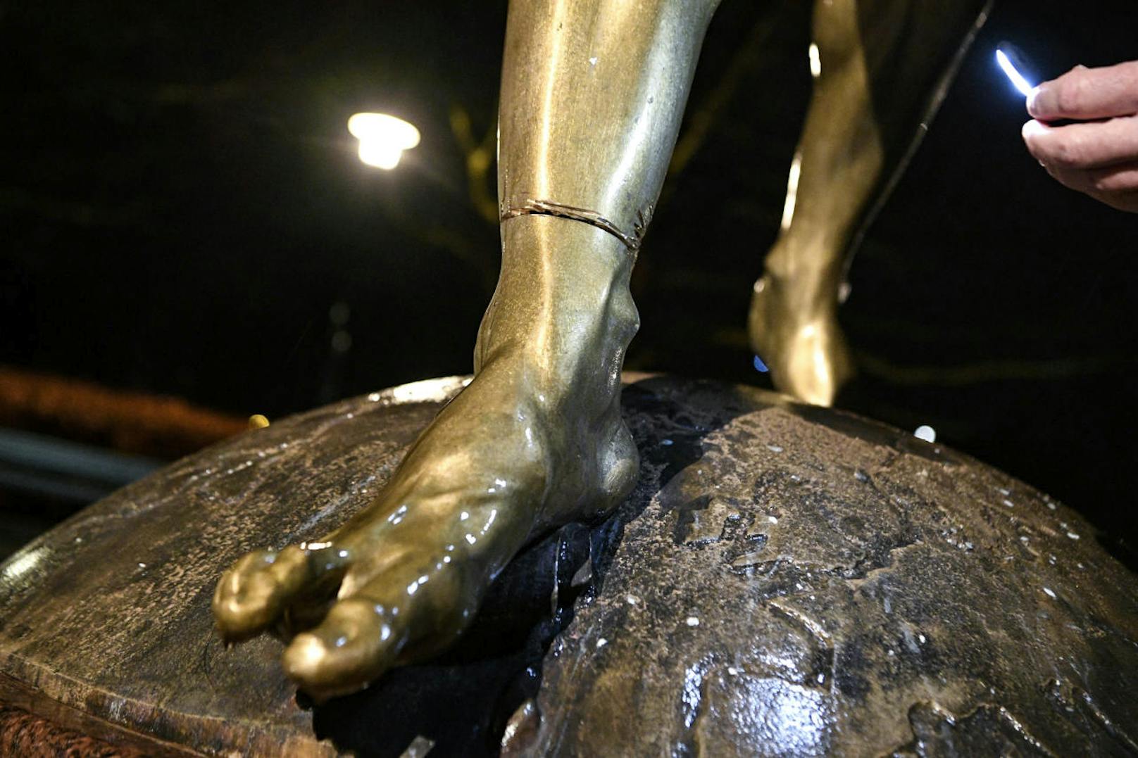 In der Nacht zum 12. Dezember haben Unbekannte mit einem Trennschleifer beinahe den kompletten rechten Fuß durchschnitten. 