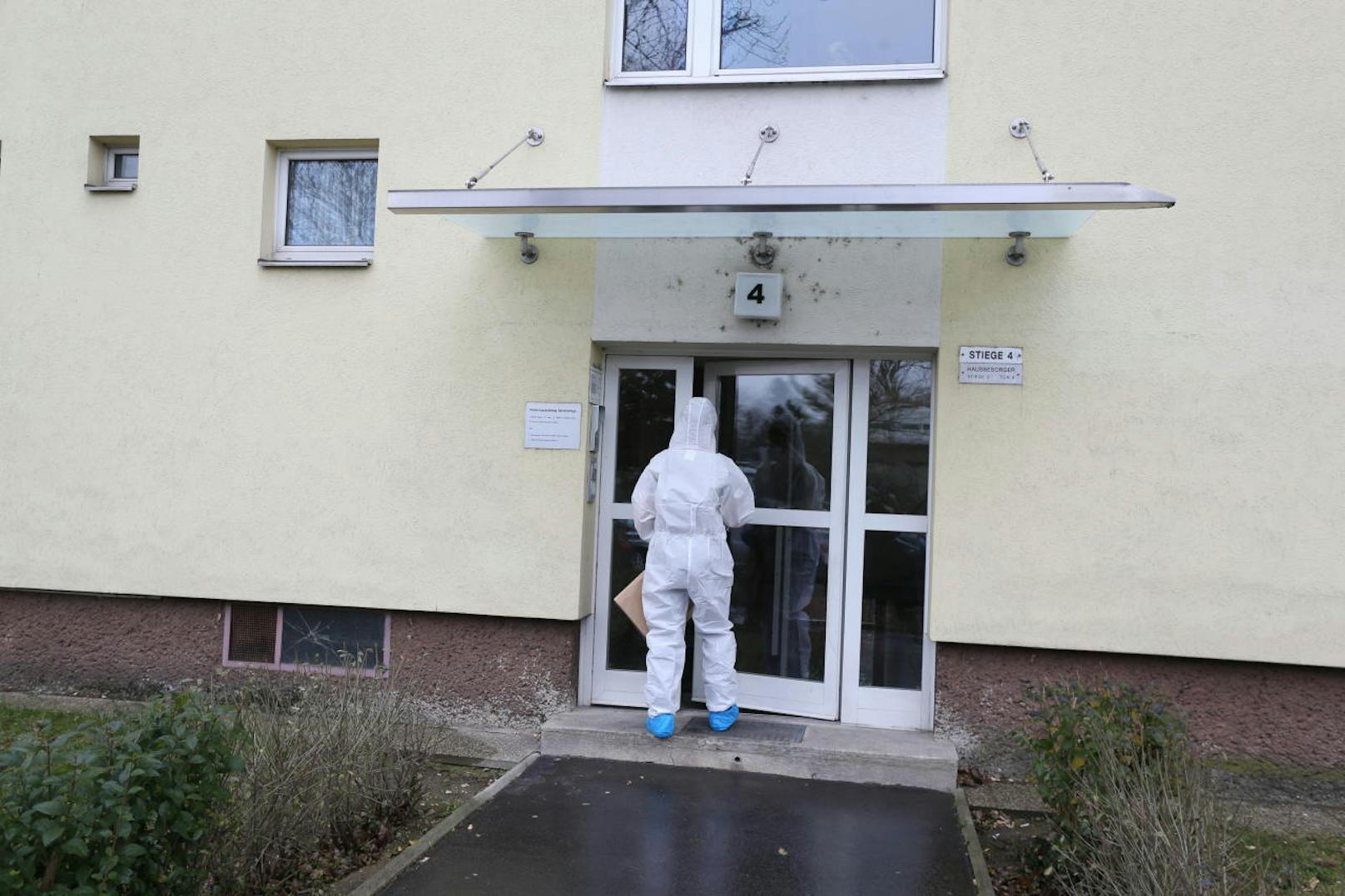 Mordalarm in Wien-Floridsdorf: In diesem Wohnhaus in der Arnoldgasse wurde die Leiche von der 28 Jahre alten Frau in einer Wohnung entdeckt.