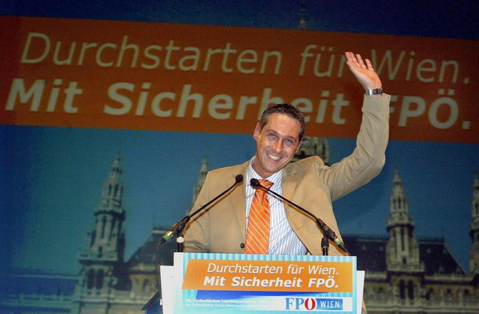 Im März 2004 wurde Heinz-Christian Strache zum Obmann der Wiener FPÖ gewählt. Zu dieser Zeit wurde über mögliche EU-Betrittsverhandlungen diskutiert. Während der Kärntner Landeshauptmann Jörg Haider die Gespräche befürwortete, sprach sich Strache gegen diese aus. Er vertrat die Position, dass die Türkei kein Teil Europas sei.