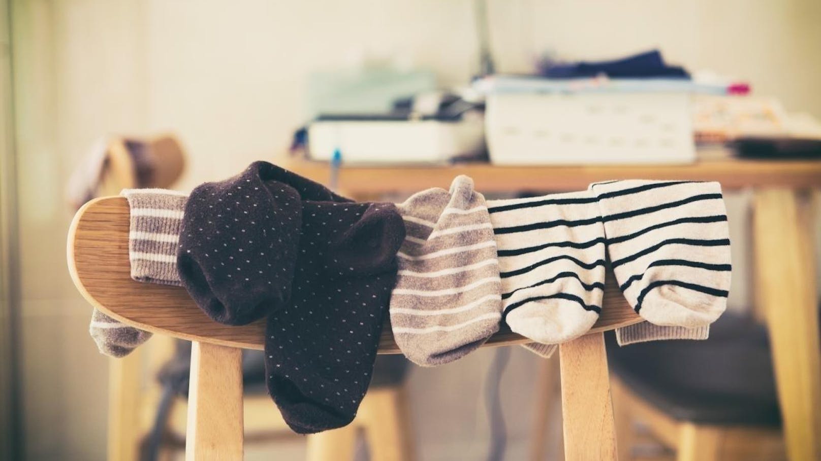 <b>Vermittle einsame Socken:</b>
Nimm die einsamen Socken, die ihren Partner in der Maschine verloren haben, und schau, ob zwei davon zueinanderpassen. Einzelne Socken kommen weg oder werden als Putzfetzen wiederverwertet.