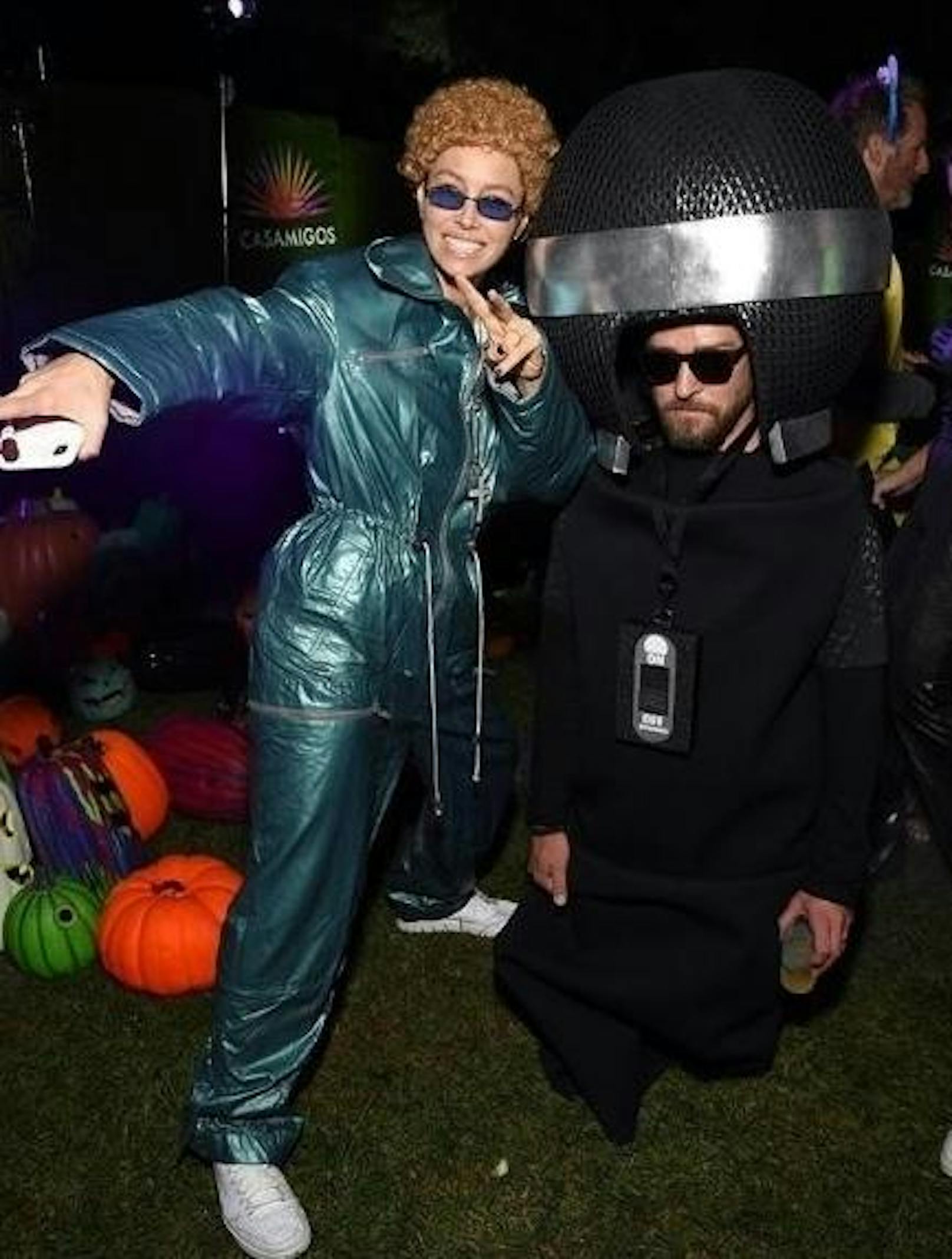27.10.2019: Jessica Biel hat sich für eine Halloween-Party als ihr Ehemann Justin Timberlake aus NSYNC-Zeiten verkleidet, während sich Justin Timberlake als Mikrofon ausgab. Okay!?!