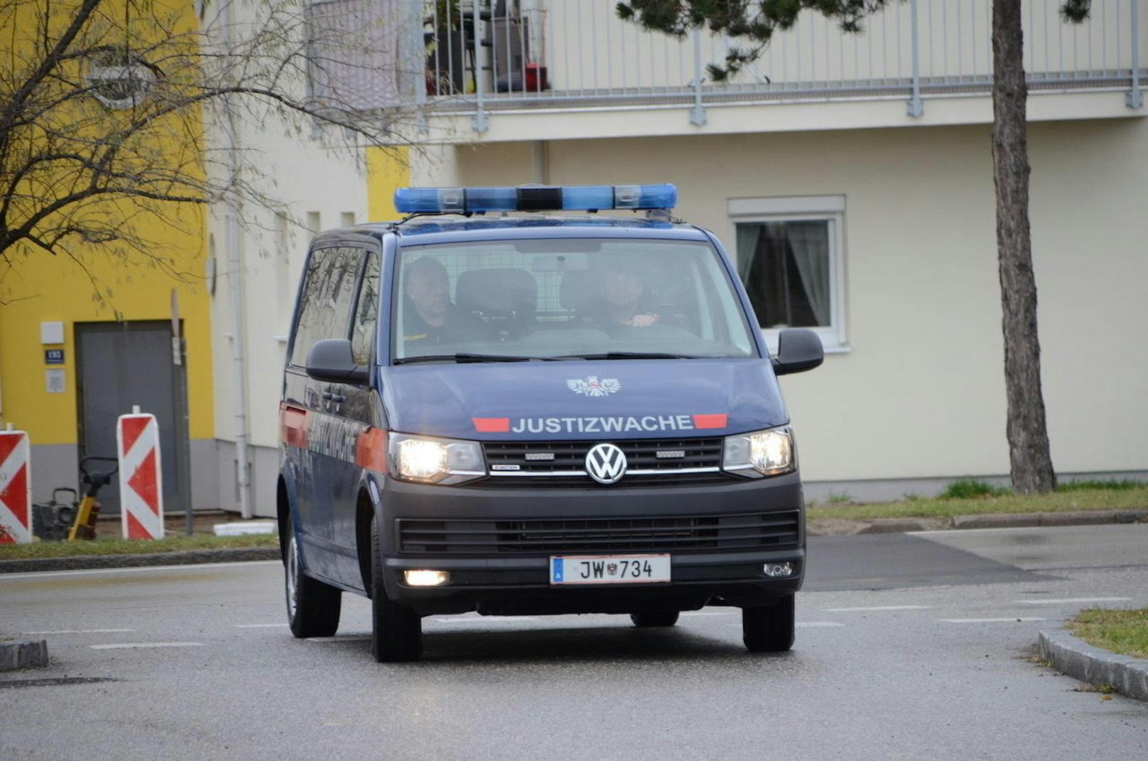 Blutige Messerattacke vor Lokal in Wr. Neustadt: Am Montag gab es die Tatort-Rekonstruktion.