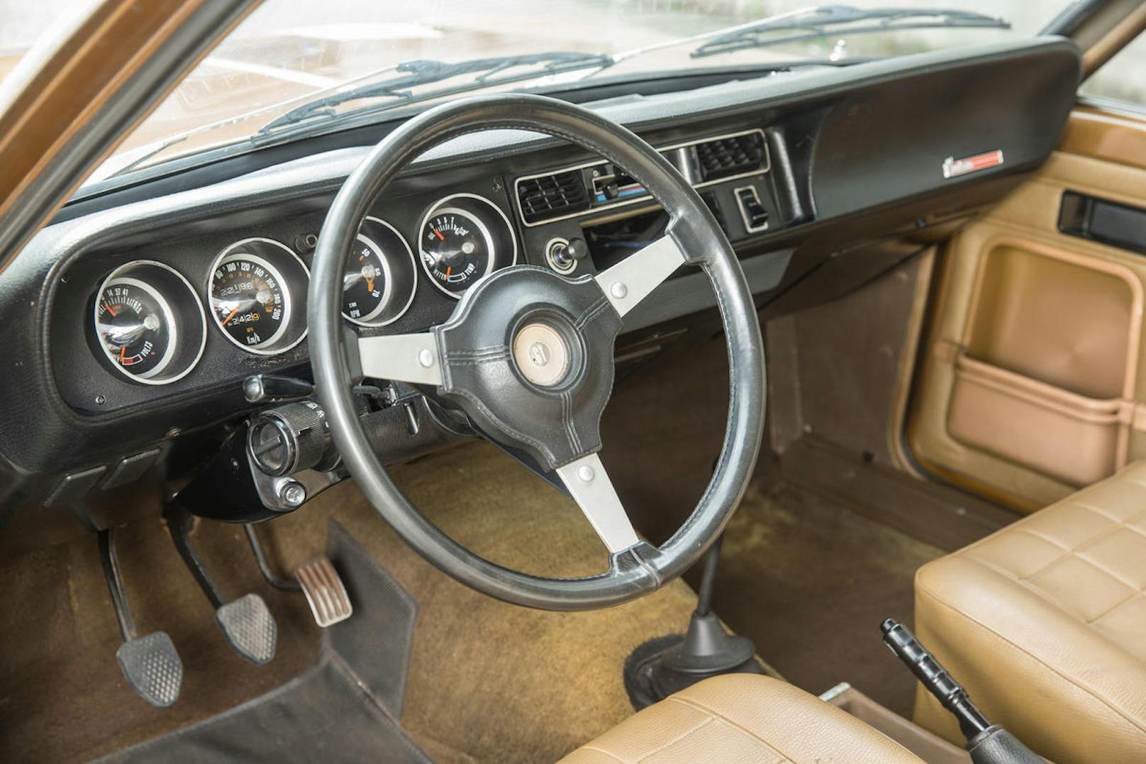 Sportlich angehauchtes Interieur im Sunbeam 1500 GT