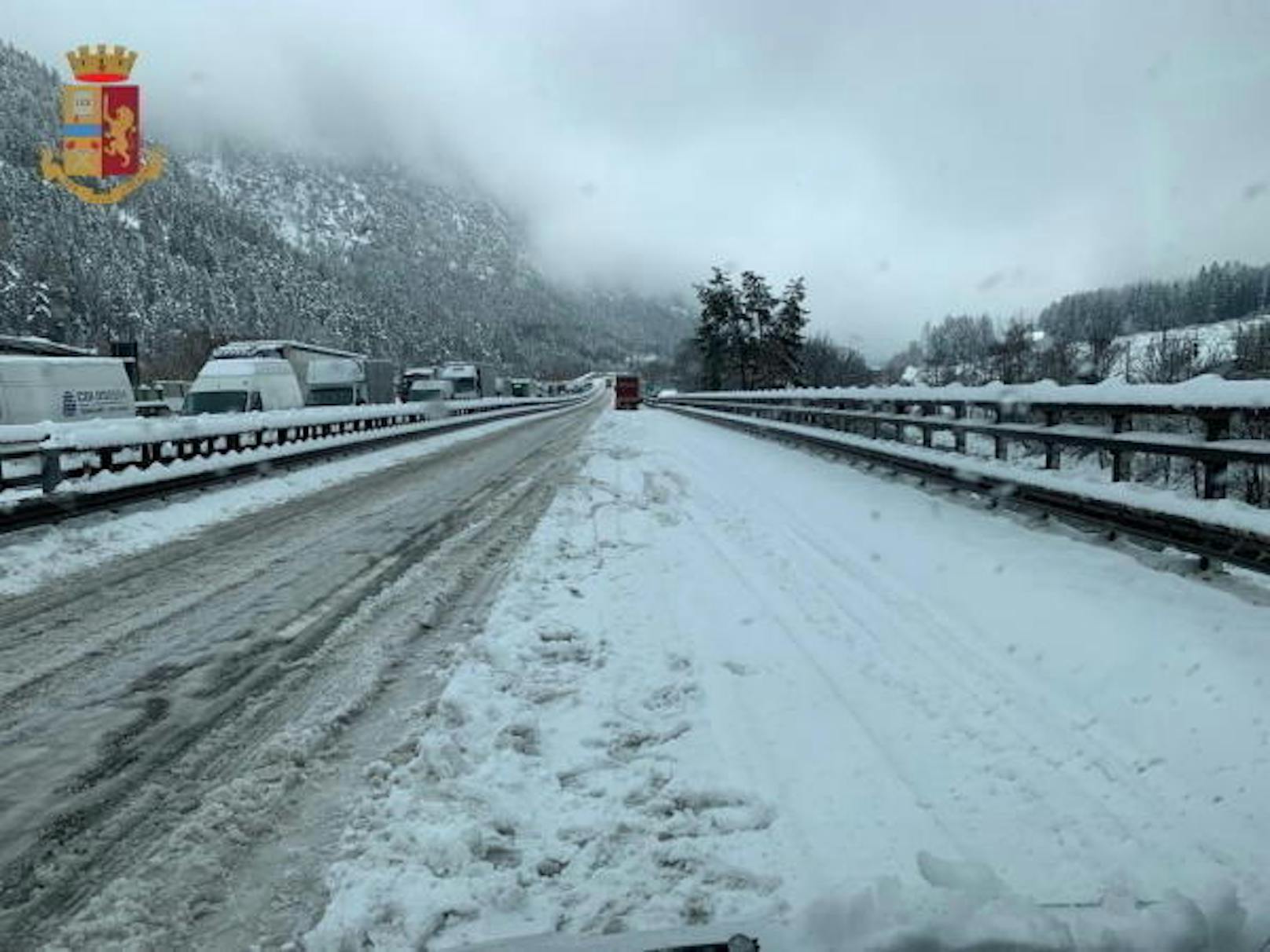 Schnee- und Verkehrschaos am Brenner: Nachdem die Autobahn am Samstagvormittag gesperrt werden musste, saßen viele Lenker bis Sonntag fest.