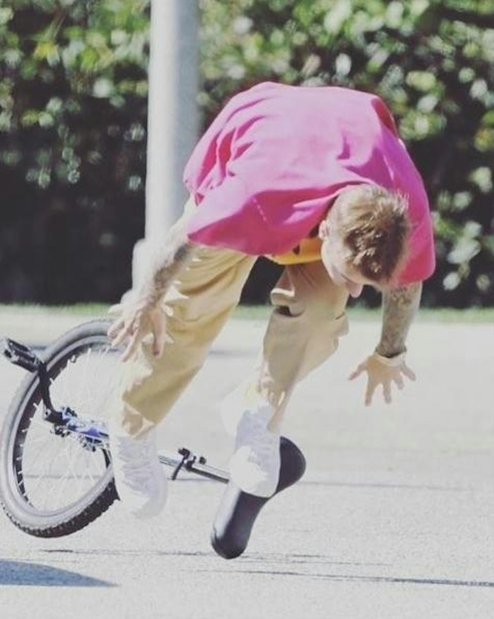 07.01.2020: Justin Bieber war bei seinem Ritt auf einem Einrad wohl noch nicht ganz so sattelfest. Der Fotograf hat im richtigen Moment abgedrückt.