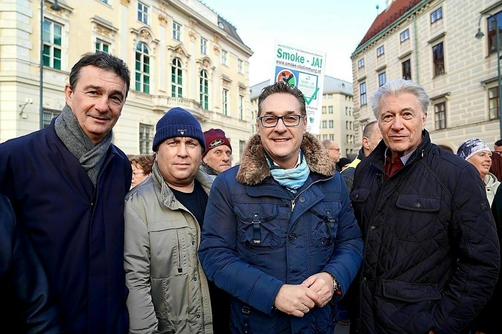 Karl Baron, Obmann der Freiheitlichen Wirtschaft Wien, FPÖ-Gastro-Spitzenkandidaten Dietmar Schwingenrot und Leopold Schneider mit Heinz Christian Strache.