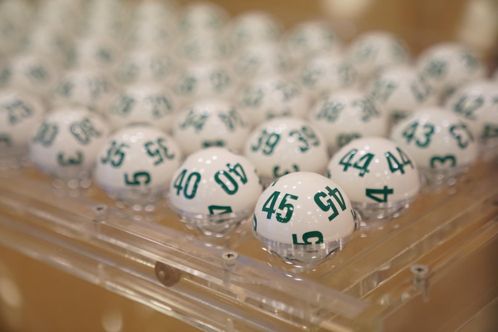 Auf die sechs richtigen Zahlen hoffen viele.               