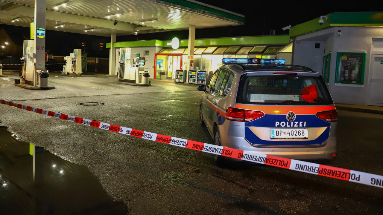 Am Samstagabend wurde diese Tankstelle in Wels überfallen. Die Polizei sucht seither nach dem Täter.