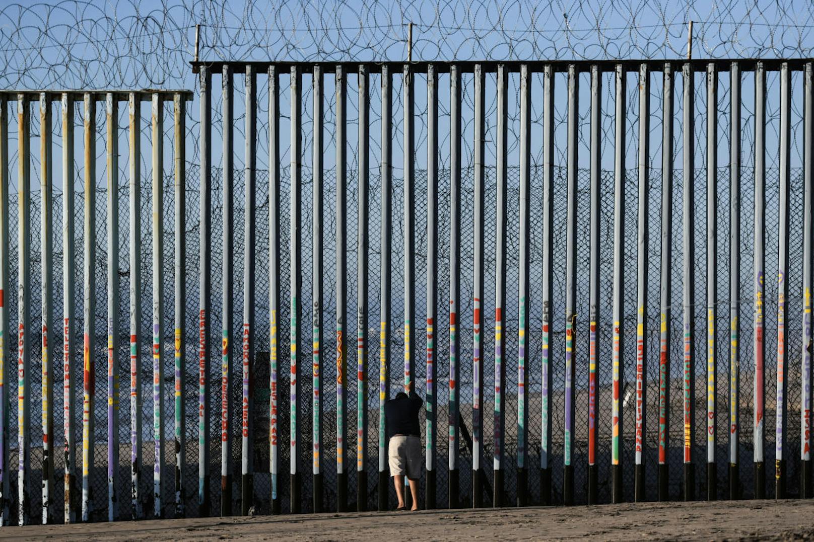 Donald Trump will eine Grenzmauer zu Mexiko bauen - koste es, was es wolle. Die Einwanderung gewalttätiger Krimineller könne gestoppt werden, "wenn wir eine Barriere hätten, eine mächtige Barriere, aus Stahl oder Beton", sagte der US-Präsident.