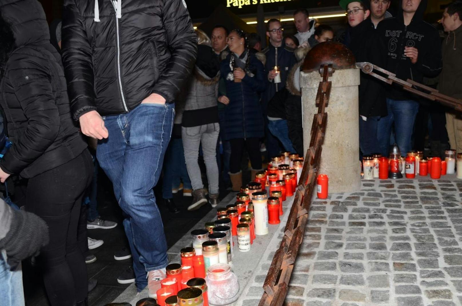 Am Hauptplatz legten die Menschen Kerzen ab bzw. entzündeten Kerzen.