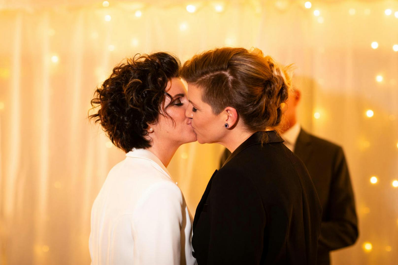 Nicole Kopaunik (l.) und Daniela Paier gaben sich als erstes gleichgeschlechtliches Paar Österreichs in  Velden das Ja-Wort.