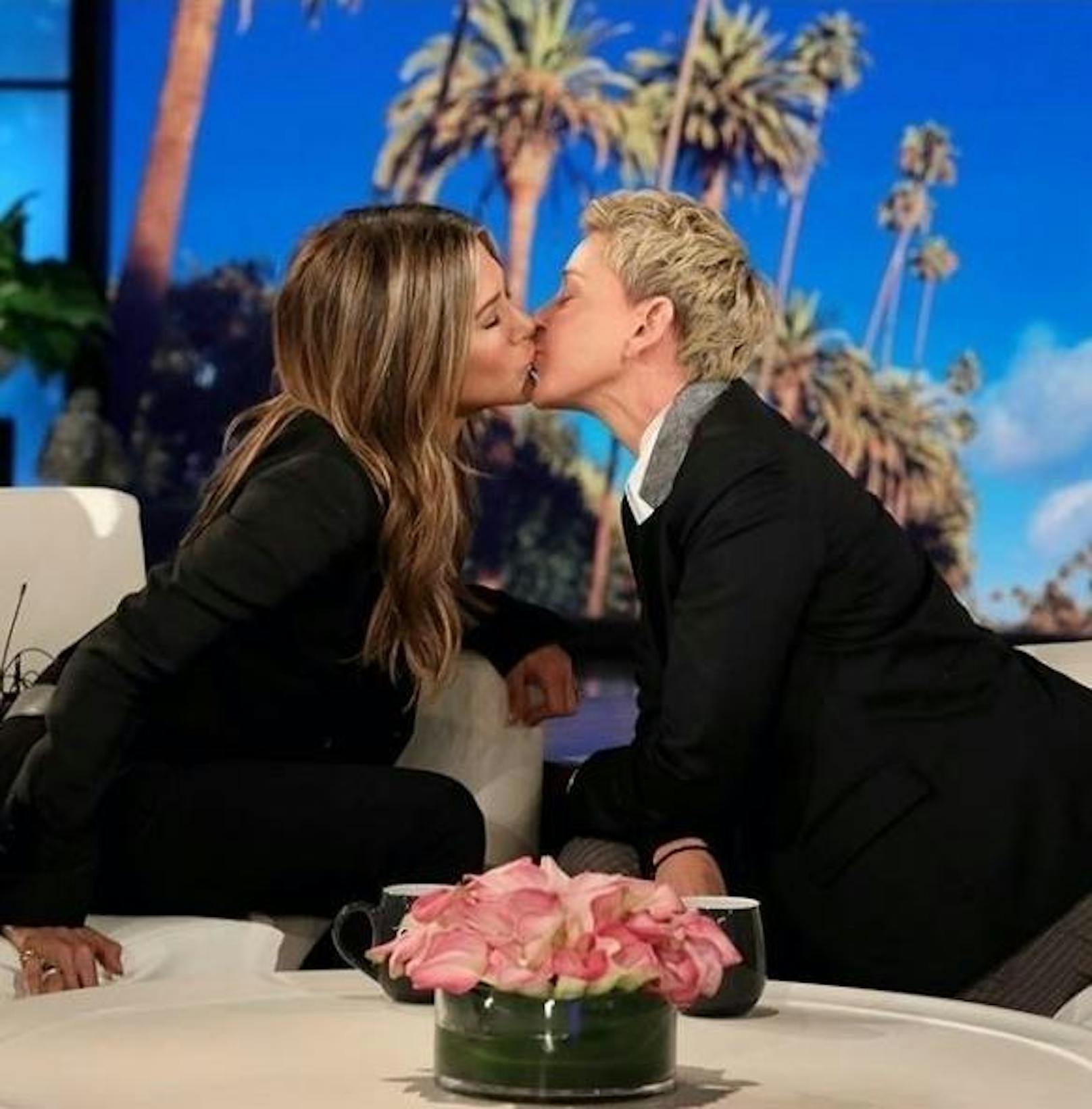 28.10.2019: In der "Ellen Show" von Ellen DeGeneres war Jennifer Aniston zu Gast. Zwischen den beiden schien es ordentlich gefunkt zu haben. Natürlich nur freundschaftlich! 