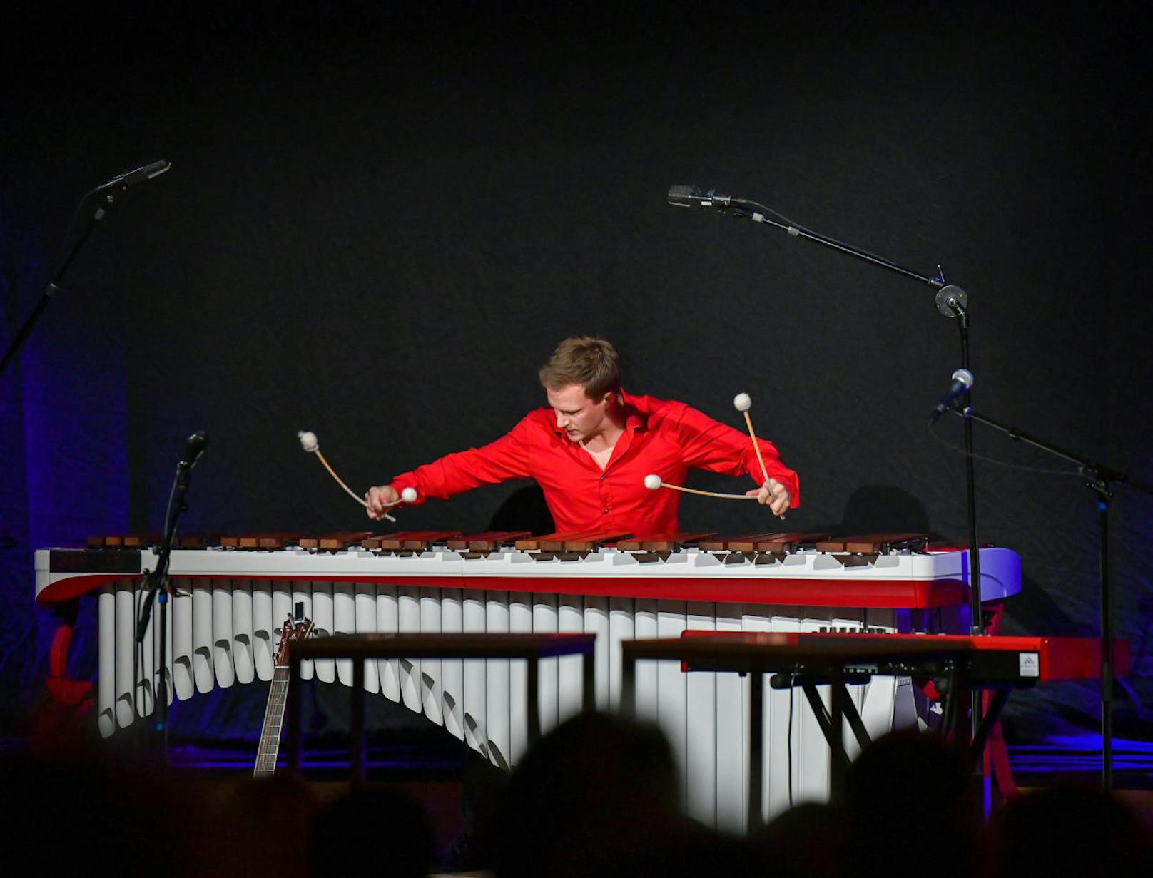 Christoph Sietzen spielt auf der Marimba.