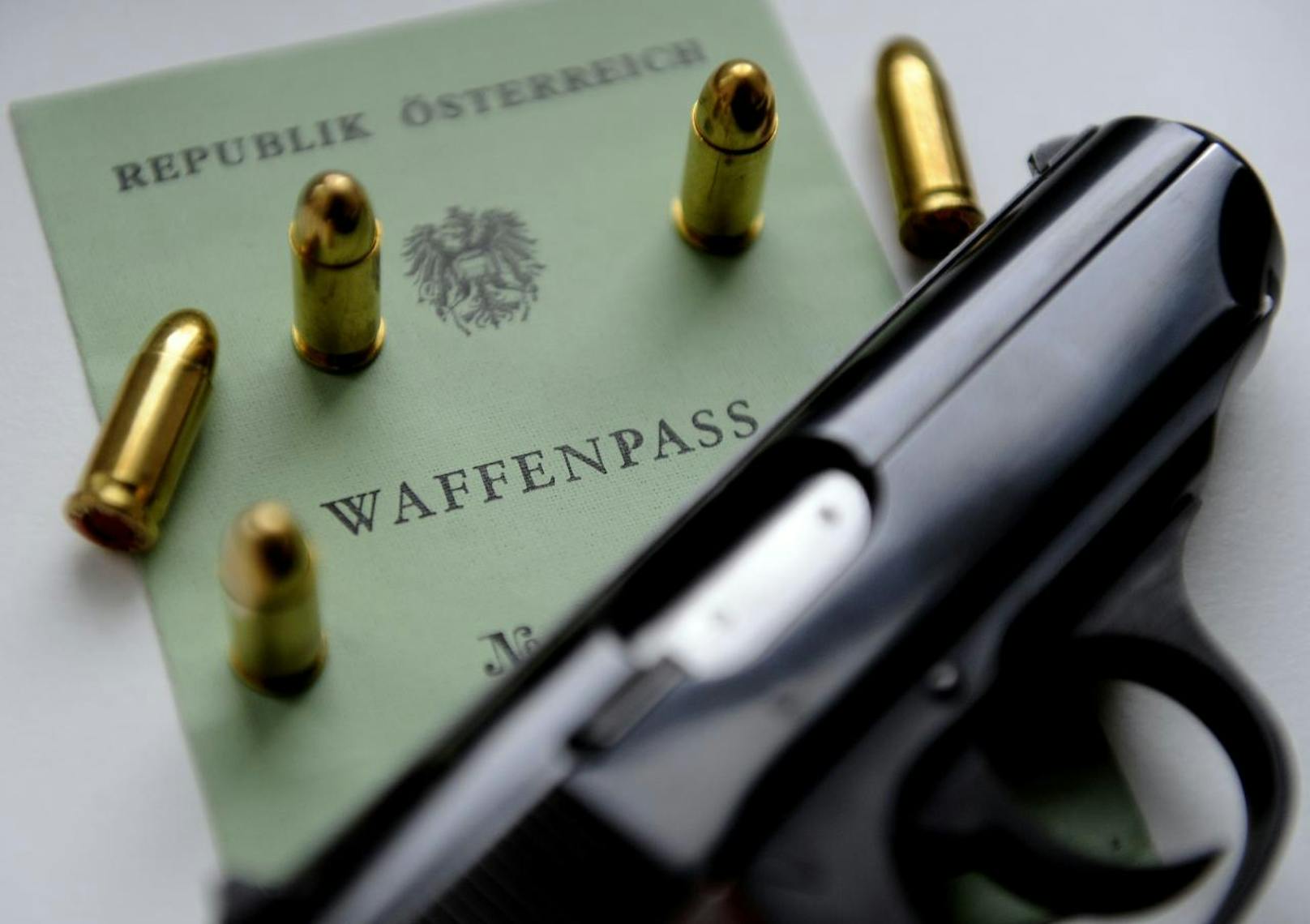 Zum Führen von Waffen sind Waffenpass oder Jagdkarte notwendig.