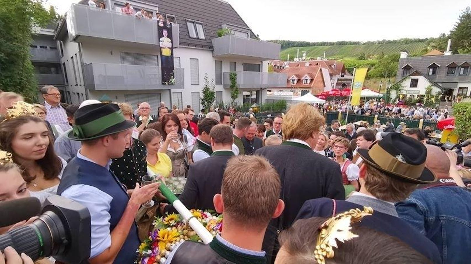 Bei der Eröffnung des Neustifter Kirtags pilgerten wieder Zehntausende zu den Heurigen nach Wien-Döbling.
