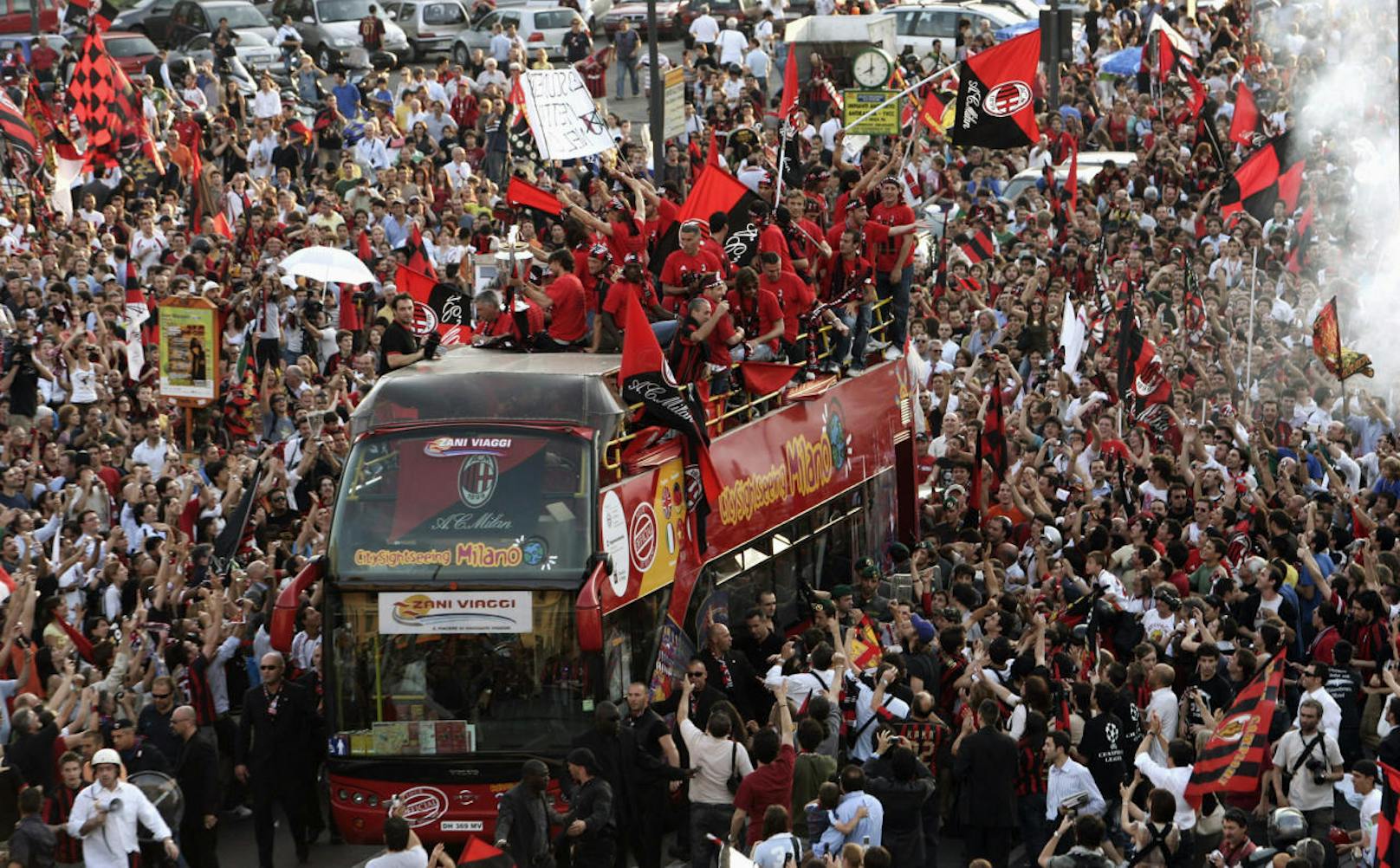 Zurück in Mailand, wurden die "Rossoneri" von Tausenden Fans empfangen.