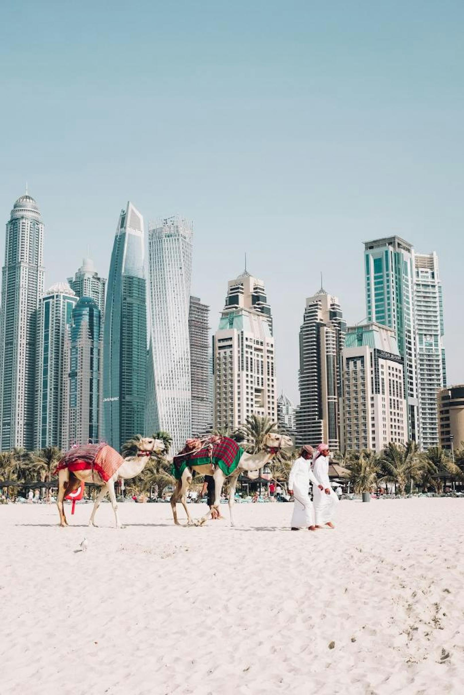 9. Dubai, Vereinigte Arabische Emirate

Diese Stadt befindet sich bereits in der Zukunft. Sie basiert auf dem Prinzip der Innovation. Dort findet man die neuesten Erfindungen im Bereich der Nachhaltigkeit und Mobilität (Stichwort: fliegende Autos) und moderne Kunstwerke der Architektur.