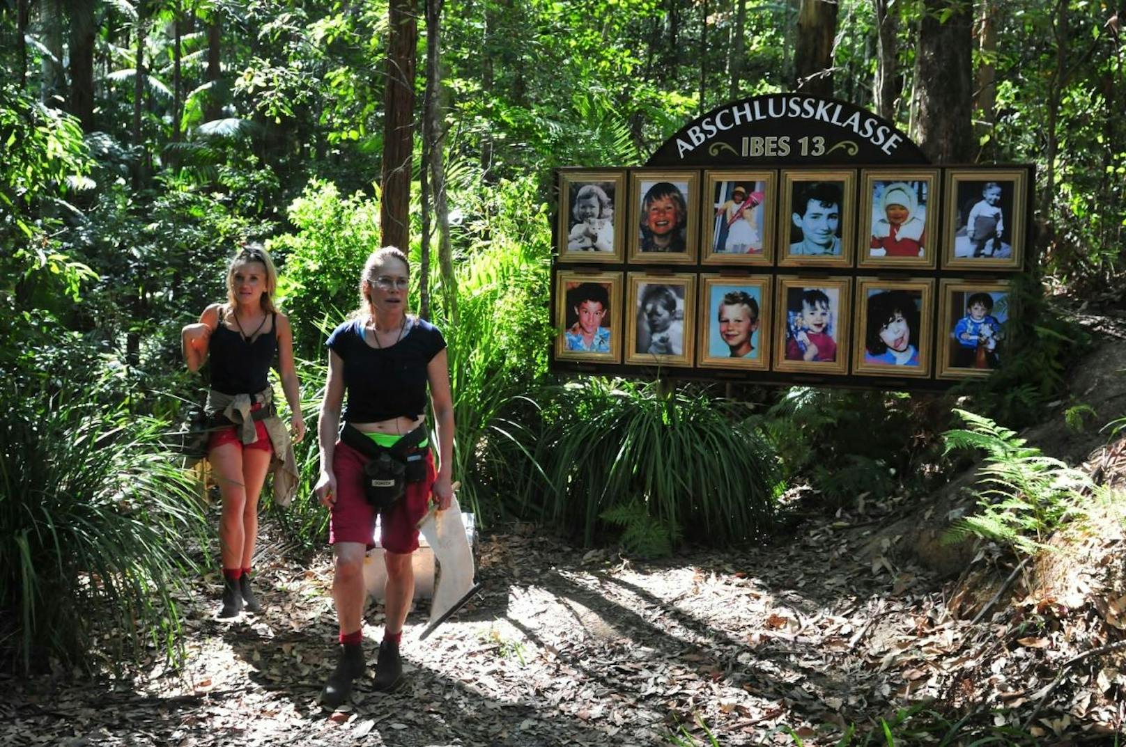 Evelyn Burdecki (l.) und Doreen Dietel treten zu Schatzsuche "Dschungel-Galerie" an. Den Kinderfotos der zwölf Dschungelhelden müssen sie den Namen des jeweiligen Stars zuordnen und danach die Geheimnisse der Promis aus deren Kindheit ebenfalls richtig zuordnen.