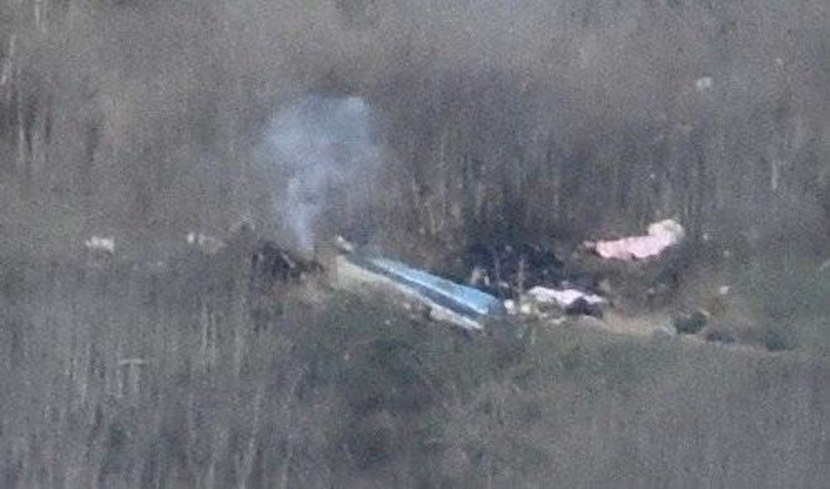 Um 9:45 Uhr Ortszeit sei der Helikopter in einen Berg geflogen und abgestürzt. Die US-Luftfahrtbehörde kündigte eine Untersuchung zum Unfallhergang an.