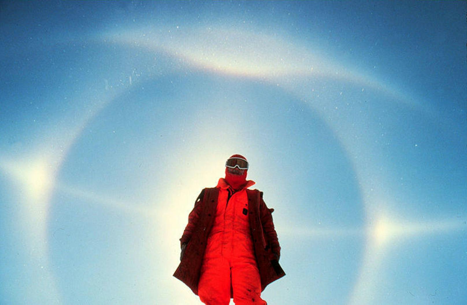 Auf diesem Bild aus der Antarktis sind der 22-Grad-Ring, zwei Nebensonnen, oberer Berührungsbogen, Parrybogen und Horizontalkreis deutlich zu erkennen.