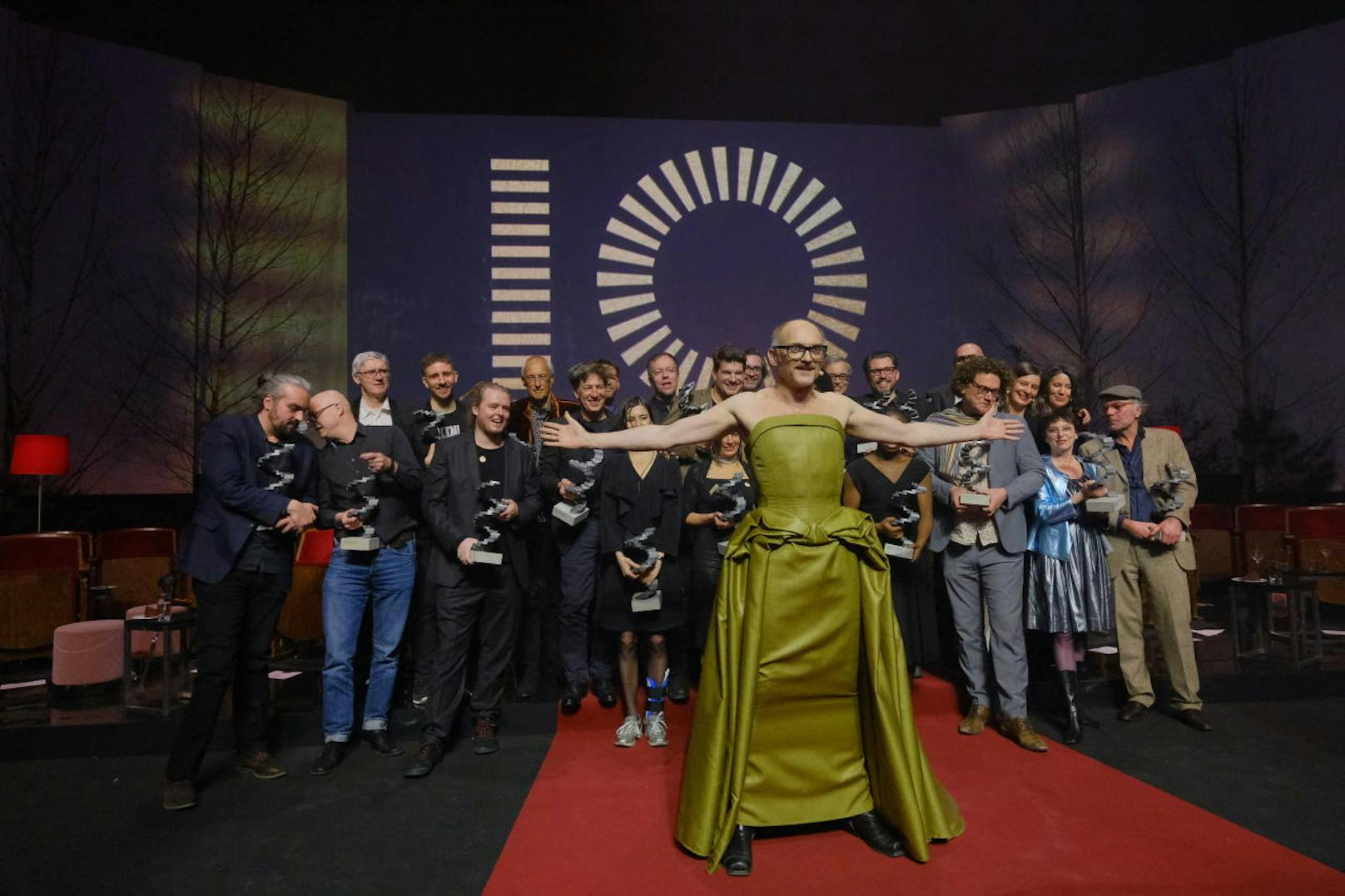 Der Dresscode war "Vintage Glamour", das Motto "Green Filming": Regisseur Markus Schleinzer (moderierte mit Salka Weber) nahm sich das Motto zu Herzen und wurde in großer Robe zur Filmpreis-Mama. Hier posiert Markus Schleinzer mit seinen Preisträgern und Preisträgerinnnen.